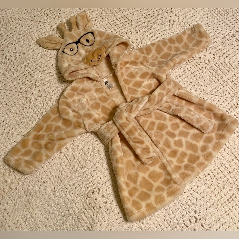 EUC Velour baby robe, super soft and cozy giraffe pattern. 0-9 months